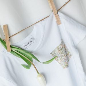 T-shirt Sartini con taschino fiorato – più varianti
